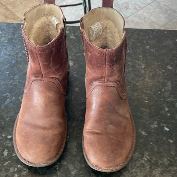 UGG boots, women’s size 9 - Picture 1 of 6